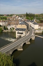 France, pays de loire, sarthe, fresnay sur sarthe, panorama depuis la terrasse de l'hotel de ville, pont, riviere, maisons, fortifications medievales,