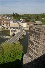 France, pays de loire, sarthe, fresnay sur sarthe, panorama depuis la terrasse de l'hotel de ville, pont, riviere, maisons, fortifications medievales,