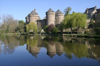 France, pays de loire, mayenne, lassay les chateaux, chateau fort, tours, pierre, medieval, etang, plan d'eau, peche a la ligne,