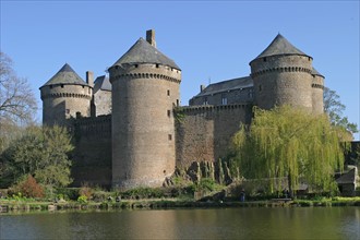 France, pays de loire, mayenne, lassay les chateaux, chateau fort, tours, pierre, medieval, etang, plan d'eau,