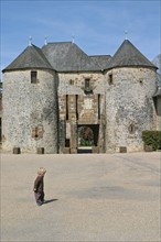 France, pays de loire, sarthe, fresnay sur sarthe, chateau du 11e siecle, medieval, enfant sur le parvis,