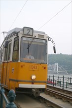 europe, Hongrie, budapest, tramway au bord du danube, transport urbain, circulation,