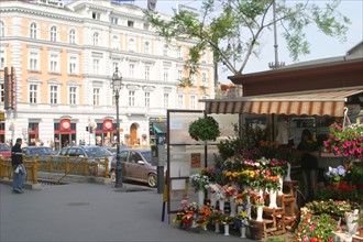 europe, Hongrie, budapest, centre ville, erzebet korut / terez korut /place oktogon, kiosque a fleurs, immeuble,