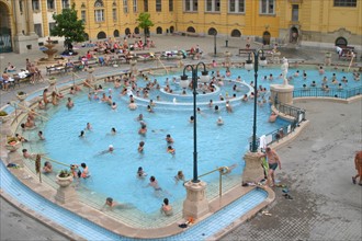 europe, Hongrie, budapest, bains szechenyi, thermes, station thermale, piscine, thermalisme, colonnes, architecture, eau, baignade,