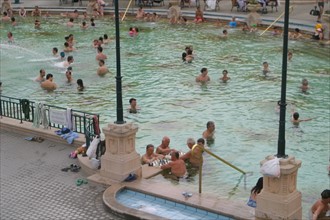 europe, Hongrie, budapest, bains szechenyi, thermes, station thermale, piscine, thermalisme, colonnes, architecture, eau, baignade,