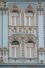 europe, Hongrie, budapest, hotel Mercure Nemzetti, 
josef korut 4, decor, statue, sculptures, facade 
metro Blaha Lujza Ter