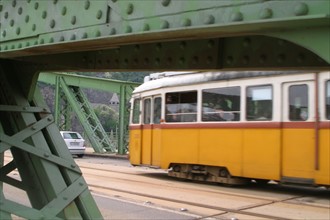 europe, Hongrie, budapest, tramway, sur le danube, pont de la liberte, szabadsag hid, structure metallique, transports urbains, circulation,