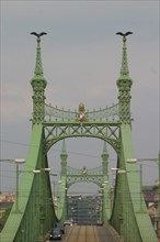 europe, Hongrie, budapest, sur le danube, pont de la liberte, szabadsag hid, structure metallique, immeubles sur les quais,