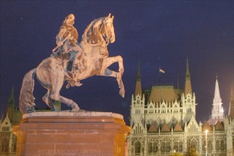 europe, Hongrie, budapest, statue Rakoczi face au parlement, kossuth ter, dome, coupole, nuit, eclairage,