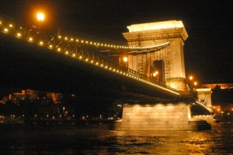 europe, Hongrie, budapest, pont de chaines sur le danube, nuit, eclairage,
