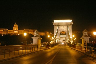 europe, Hongrie, budapest, pont de chaines sur le danube, nuit, eclairage, chateau,