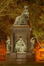 europe, Hongrie, budapest, place roosevelt, statue, sculpture, nuit, eclairage,