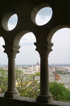 europe, Hongrie, budapest, le bastion des pecheurs, monument, 
vue sur le parlement
Buda, colonnes,