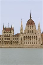 europe, Hongrie, budapest, le parlement depuis les rives de Buda, institution, danube, dome, coupole,
