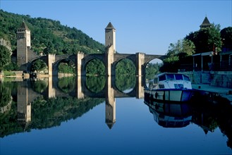 France, midi pyrenees, lot, quercy, cahors, pont valentre, medieval, riviere, berges, reflet, port, ponton, bateau, penichette, tourisme fluvial,