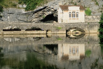 France, midi pyrenees, lot, quercy, cahors, pres du pont valentre, reflket, eau, riviere, berges,