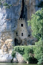 France, midi pyrenees, lot, bouzies, haute vallee du lot, village, habitat troglodyte, falaise, roche, arbres,