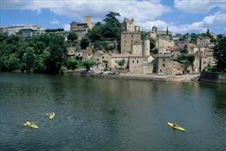 France, midi pyrenees, lot, puy l'eveque, vallee du lot, village, habitat traditionnel, riviere, canoe kayak, base nautique,