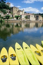 France, midi pyrenees, lot, puy l'eveque, vallee du lot, village, habitat traditionnel, riviere, canoe kayak, base nautique,