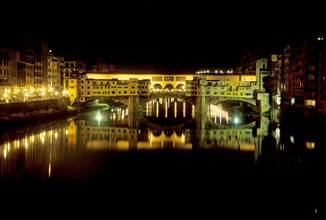 Italie, toscane, florence, firenze, renaissance italienne, l'arno, ponte vecchio, pont couvert habite, boutiques, echoppes, maisons, berges, nuit,