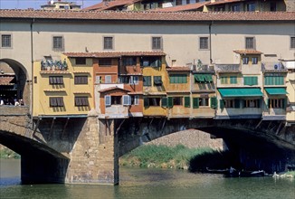Italie, toscane, florence, firenze, renaissance italienne, l'arno, ponte vecchio, pont couvert habite, boutiques, echoppes, maisons, berges,