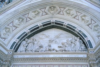 Italie, toscane, florence, firenze, eglise de santa, portail, tympan, sculpture, figures, bas relief,