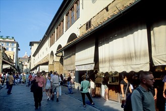 Italie, toscane, florence, firenze, ponte vecchio, pont couvert, touristes, echoppes, boutiques, commerces, arno, renaissance italienne,