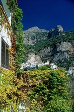 Italie, sud, cote amalfitaine, positano, station balneaire a flanc de coteau, fleurs maisons, montagne,