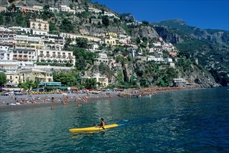 Italie, sud, cote amalfitaine, positano, station balneaire a flanc de coteau, plage, mer tyrhenienne, maisons, montagne,