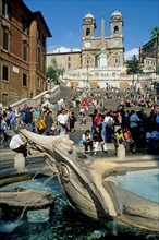 Italie, rome, piazza di spagna, place d'espagne, eglise de la trinite des monts, escaliers, touristes, foule, maisons, facades, palmiers, fontaine,
