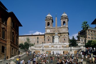 Italie, rome, piazza di spagna, place d'espagne, eglise de la trinite des monts, escaliers, touristes, foule, maisons, facades, palmiers,