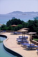 Italie, sardaigne, costa smeralda, hotel romazzino, parasols, plage, mer, panorama, piscine,