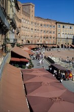 Italie, toscane, sienne, piazza del campo, place, facades maisons, terrasses, parasols, touristes,