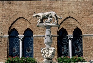 Italie, toscane, sienne, piazza del duomo, sculpture, statue, louve du capitole, romulus et remus, colonne,