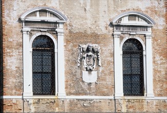 Italie, venise, grand canal, detail de la facade d'un palais, habitat traditionnel, sculpture, tete de mort,