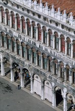 Italie, venise, place san marco, saint marc, arcades, procuraties, fenetres, habitat traditionnel, palais,