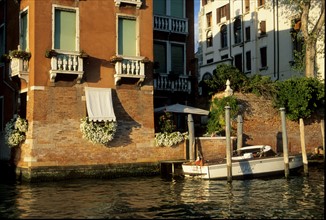 Italie, venise, grand canal, eau, palais, habitat traditionnel, bateau taxi a quai, vedette,