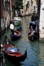 Italie, venise, canal, gondoles, tourisme, habitat traditionnel, maisons, gondolier, eau,