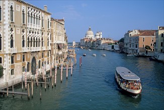Italie, venise, grand canal, vaporetto, gondoles, bateaux, eglise san giorgio maggiore, eau, palais, habitat traditionnel,