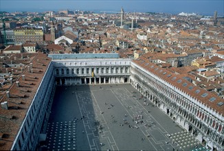 Italie, venise, place san marco, saint marc, terrasses de cafes, arcades, procuraties, vue depuis le campanile, panorama, toits, ville,