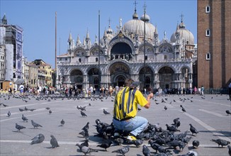 Italie, venise, place san marco, saint marc, pigeons, touriste avec des pigeons sur l'epaule,