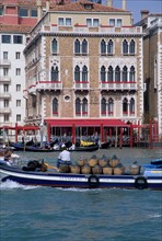 Italie, venise, grand canal, bateau, bombonnes de vin, eau, palais, habitat traditionnel,