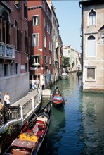 Italie, venise, canal, gondoles, tourisme, habitat traditionnel, maisons,