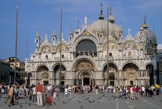 Italie, venise, place san marco, saint marc, pigeons, touristes, basilique san marco, edifice religieux,