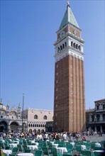 Italie, venise, place san marco, saint marc, campanile, terrasse du cafe florian, tables et chaises, touristes,