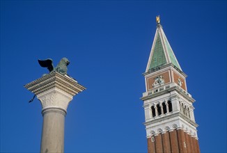 Italie, venise, place san marco, saint marc, sommet de la colonne, lion, statue, campanile, toit, tour,