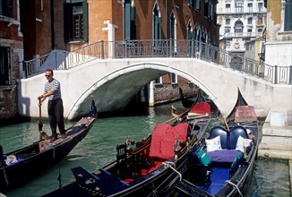 Italie, venise, canal, gondoles, pont, tourisme, gondolier, eau, maisons, habitat traditionnel,