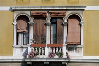 Italie, venise, grand canal, detail facade d'un palais, habitat traditionnel, fenetre, balcon, balustrade,