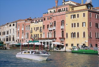 Italie, venise, grand canal, vedette rapide, eau, palais, habitat traditionnel, barge eboueurs, hotel danieli,