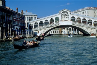 Italie, venise, canal, gondoles, pont du rialto, tourisme, gondolier, eau, maisons, habitat traditionnel,